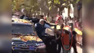 पीएम मोदींचा रोड शो; सुरक्षा कवच भेदत तरुण कारजवळ पोहोचला; मोदींनी काय केलं? पाहा VIDEO