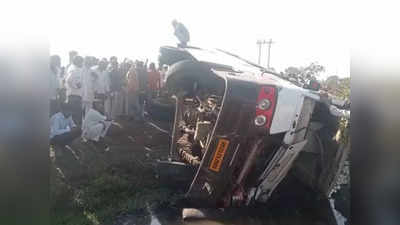 Khandwa Bus Accident: बाइक सवार को बचाने के चक्‍कर में बस पलटी, 1 की मौत, 15 घायल