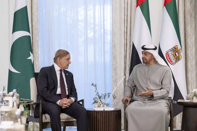 Shahbaz Sharif with Emirati leader and Abu Dhabi ruler Sheikh Mohammed bin Zayed Al Nahyan