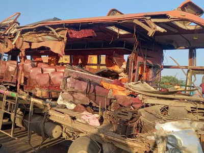 नासिक में बस और ट्रक की भीषण दुर्घटना, 10 की मौत, 6 गंभीर रूप से जख्मी, शिरडी दर्शन के लिए जा रहे थे यात्री