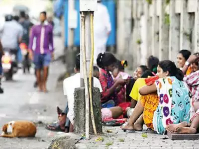 बेघरांचे हाल! टँकर मागवून राहत्या जागांवर ओतले पाणी; पोलिस यंत्रणांकडून माणुसकीला लाजवणारे वर्तन