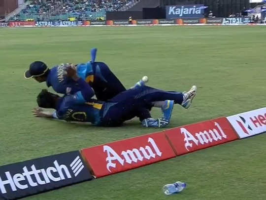 श्रीलंकेच्या दोन खेळाडूंची जोरदार टक्कर, स्ट्रेचरवरून दोघेही मैदानाबाहेर,Videoमध्ये पाहा काय झालं 