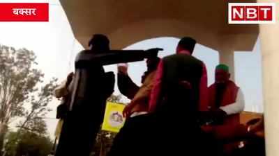 बक्सर: पुलिसिया जुल्म की चीत्कार पर सियासत, अश्विनी चौबे के जाने पर महागठबंधन के नेताओं ने अंबेडकर प्रतिमा को गंगाजल से धोया