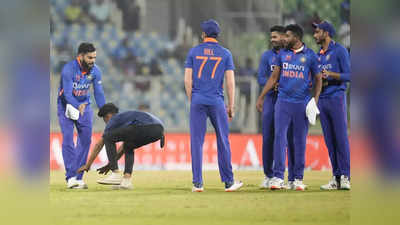 IND vs SL: विराट कोहली के लिए दीवानगी तो देखिए, जान को जोखिम में डालकर मैदान में घुस आया फैन, फिर हुआ कुछ ऐसा