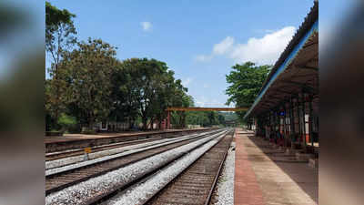 Ramanagar Railway: ರಾಮನಗರ ರೈಲು ನಿಲ್ದಾಣದಲ್ಲಿ ಬಹಿರ್ದೆಸೆಗೆ ಬಯಲೇ ಆಸರೆ:  ಇರುವ ಒಂದು ಶೌಚಾಲಯ ಕೇಂದ್ರಕ್ಕೆ ಬೀಗ