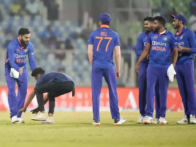 Virat Kohli Fan Touch his feet