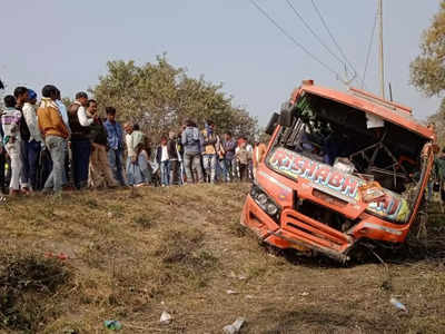Bihar News: रोहतास में अनियंत्रित यात्री बस दुर्घटनाग्रस्त, हादसे में युवती समेत 2 लोगों की हुई मौत और 12 से अधिक घायल