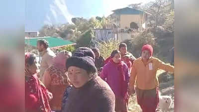 Uttarakhand News: मकान और खेतों में आई दरारों को मिट्टी से भर रहा प्रशासन, टीम का महिलाओं ने किया विरोध