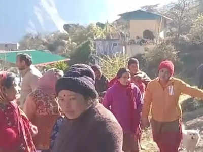 Uttarakhand News: मकान और खेतों में आई दरारों को मिट्टी से भर रहा प्रशासन, टीम का महिलाओं ने किया विरोध 