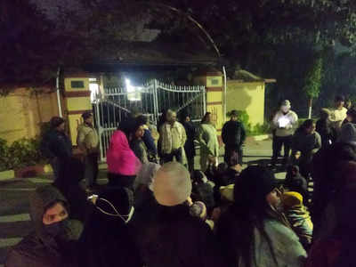 BHU News: गलत नजर से घूरते हैं मेस वाले... हांड़ कंपा देने वाली ठंड में बीएचयू वीसी के आवास के बाहर रातभर धरने पर बैठी रहीं छात्राएं