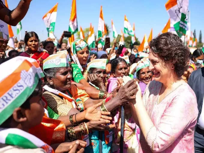 Congress leader Priyanka Gandhi Vadra meets with women supporters during party&#39;s &#39;Na Nayaki&#39; women conference