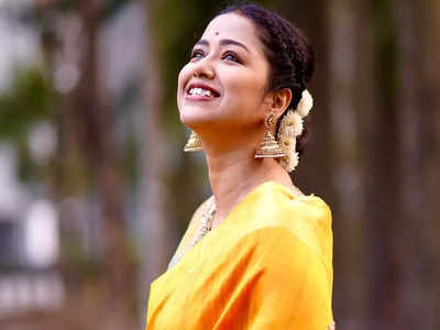 Sohini Sarkar: সিল্ক শাড়ি পরে ফুলে খোঁপা সাজালেন সোহিনী সরকার, মিষ্টি হাসি এভাবেই মন জিতল সবার