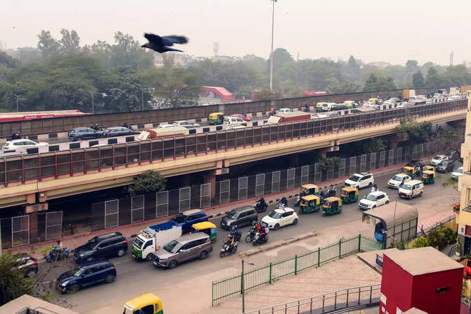 ​आश्रम फ्लाईओवर पहले से है बंद