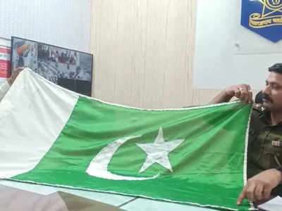 दर्ग्यावर लावलेल्या झेंड्याला समजले पाकिस्तानचा झेंडा; हिंदू भक्ताने लावलेला झेंडा पोलिसांनी केला जप्त