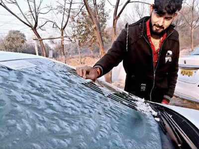 Haryana Weather: कड़ाके की ठंड की चपेट में हरियाणा, गुरुग्राम का पारा -0.2 डिग्री, कार पर जम गई बर्फ