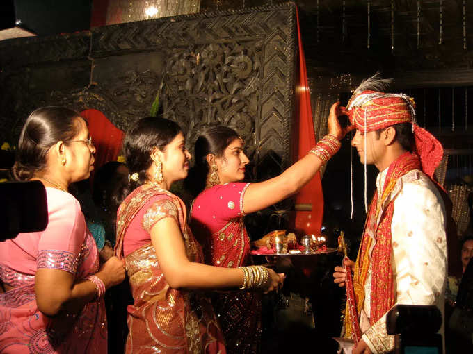 A_Hindu_wedding_ritual_in_progress_b