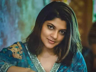 Aparna Balamurali: ఫొటో కావాలంటూ హీరోయిన్‌ని తడిమేసిన స్టూడెంట్.. వీడియో వైరల్