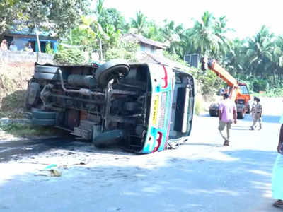 കയറ്റം കയറുന്നതിനിടെ ബസിൻ്റെ ബ്രേക്ക് പോയി, എല്ലാവരും പുറത്തേക്ക് ചാടാൻ ഡ്രൈവർ; വൻ അപകടം ഒഴിവായി