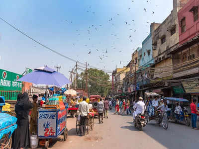 Delhi के इस बाजार में मिल जाते हैं किलो के भाव कपड़े, जेब में रखे 12 रुपए से भी कर सकते हैं ढेरों शॉपिंग