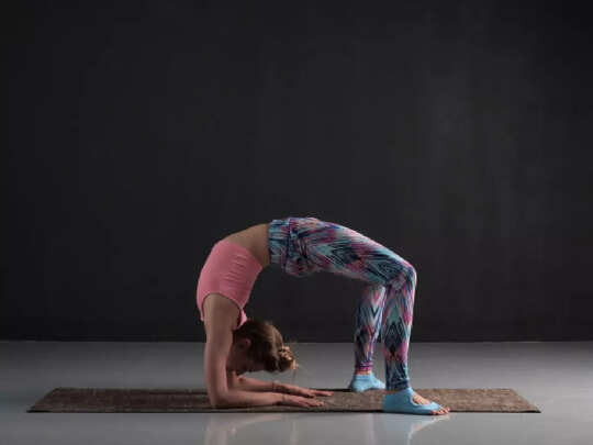 Chakrasana Yoga: आंतों को बचाने के लिए 2 मिनट में खत्म करें कब्ज, ये योगासन  है बेहद फायदेमंद - chakrasana yoga or wheel pose can relieve constipation  and makes intestine strong know