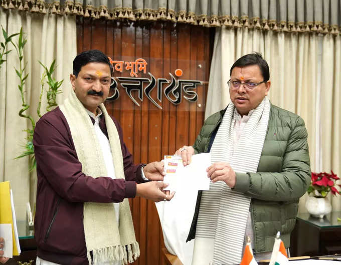 धामी से मिले केदारनाथ मंदिर समिति के अध्‍यक्ष, जोशीमठ के लिए दिया 5 लाख का चेक
