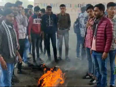 कुश्‍ती महासंघ के अध्‍यक्ष के खिलाफ कोटा में प्रदर्शन, छात्रों ने कॉलेज के बाहर फूंका पुतला