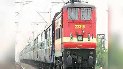 Sultanpur News: ट्रेन में जगह नहीं मिली तो रोकी मेला स्पेशल, रेलवे ट्रैक लोगों ने जाम किया... देखें वीडियो