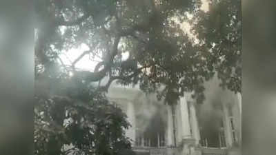 दिल्ली में कनॉट प्लेस के होटल में लगी आग, धू-धू कर जलने लगी बिल्डिंग
