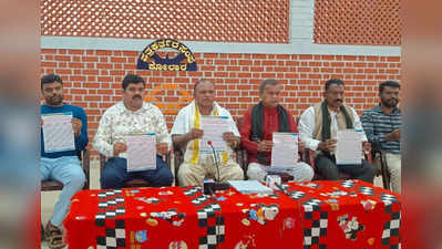Pamphlets Campaign Against Siddaramaiah-ದಲಿತ ನಾಯಕರ ಸೋಲಿಸಿದ ಸಿದ್ದರಾಮಯ್ಯರನ್ನ ಸೋಲಿಸುವಂತೆ ಕೋಲಾರದಲ್ಲಿ ಕರಪತ್ರ ಹಂಚಿದ ದಲಿತ ಮುಖಂಡರು