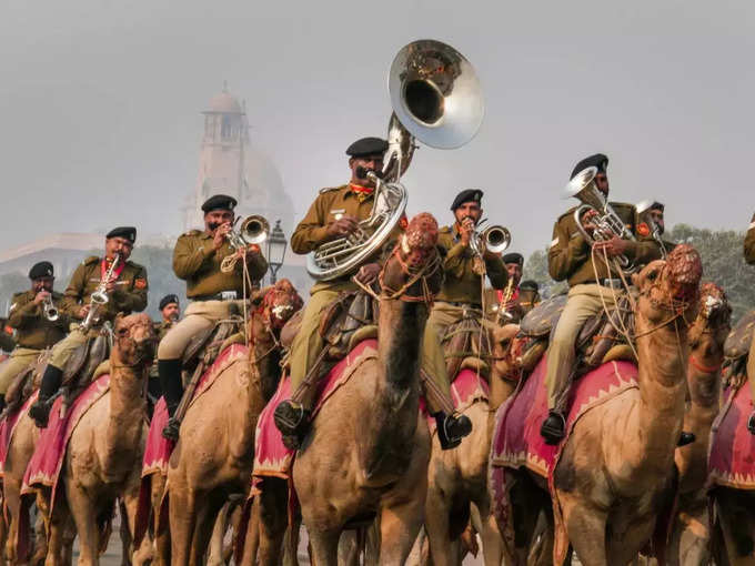 ऊंट पर सवार जवानों का मार्च पास्ट