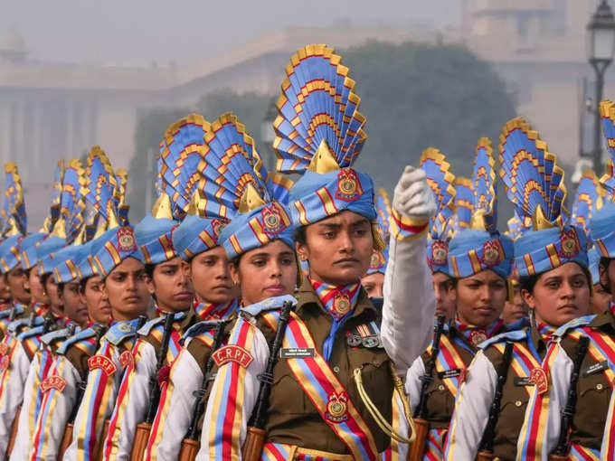 सीआरपीएफ की महिला जवानों का मार्च पास्ट