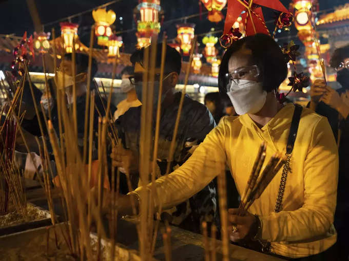 हांगकांग में लोगों ने जलाई अगरबत्ती