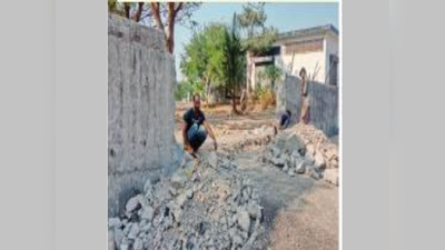 mumbai : विद्यापीठाची भिंत उभारण्याचे काम सुरू; बीकेसीतील सभेसाठी तोडली होती भिंत