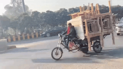 दिल्ली-नोएडा की सड़कों पर सुबह-सुबह चलने वाले इन रिक्शा वालों की कहानी पढ़िए, आपके बहुत पैसे बचेंगे