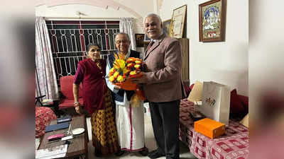 IIT वाले अपने प्रफेसर से मिलने 40 साल बाद पहुंचे योगी सरकार के सबसे ताकतवर अधिकारी दुर्गा शंकर मिश्रा
