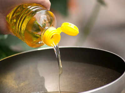Cooking Oil: স্বাস্থ্যকর ভেবে এই তেল দিয়ে রান্না সারেন? কোনও ক্ষতি হচ্ছে না তো