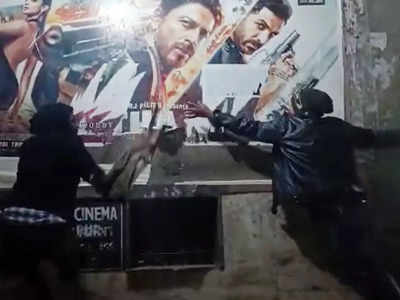 Pathaan Protest: दीपप्रभा सिनेमा हॉल में Shahrukh khan की फिल्म पठान के पोस्टर फाड़े