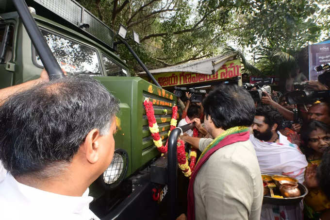 విజయవాడలో వారాహికి పవన్ పూజలు (7).