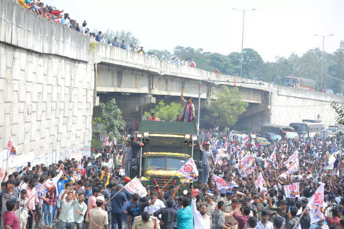 విజయవాడలో వారాహికి పవన్ పూజలు (45).