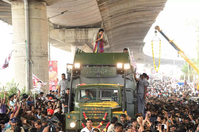 విజయవాడలో వారాహికి పవన్ పూజలు (41).