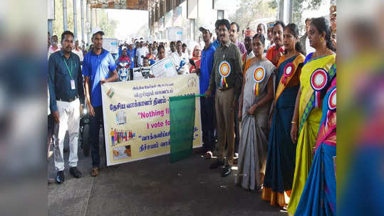 தேசிய வாக்காளர் தினம் 2023: கலெக்டருடன் சேர்ந்து விழிப்புணர்வு ஏற்படுத்திய விழுப்புரம் பள்ளி, கல்லூரி மாணவர்கள்!