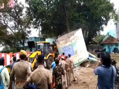 ஜேசிபி மீது விழுந்த முதுகுளத்தூர் ராட்சத தொட்டி - தலை தெறிக்க தப்பிய ஓட்டுநர்