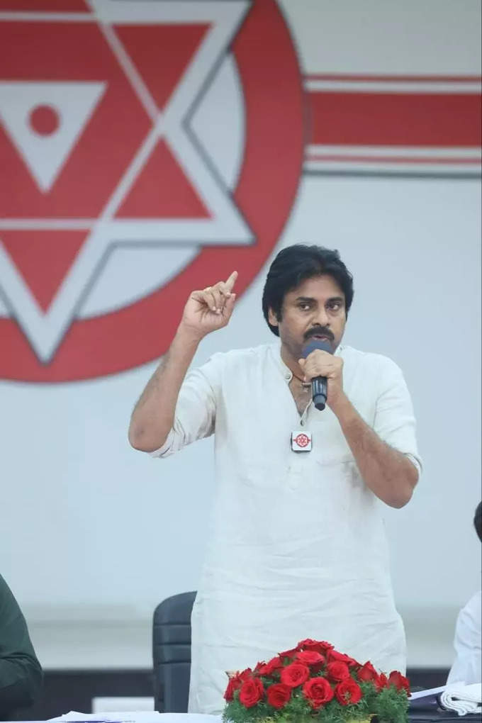 రౌండ్ టేబుల్ సమావేశంలో పవన్ కళ్యాణ్.. జనసేన పార్టీ కీలక తీర్మానాలు