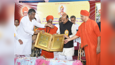 Murugha Mutt Dharwad: ಸಿಎಂಗೆ ಶ್ರೀ ಮೃತ್ಯುಂಜಯ ಮಹಾಂತ ಪ್ರಶಸ್ತಿ: ಪಶುಪತಿಹಾಳದ ಶ್ರೀಮಠಕ್ಕೆ 1 ಕೋಟಿ ರೂ. ಅನುದಾನದ ಭರವಸೆ