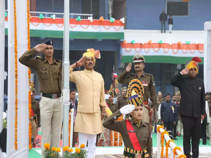 इंदौर में तुलसी सिलावट ने फहराया झंडा
