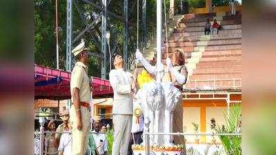 விருதுநகர் -குடியரசு தின விழாவில் மாவட்ட ஆட்சியர்  கொடியை ஏற்றிவைத்து மரியாதை செலுத்தினார்.