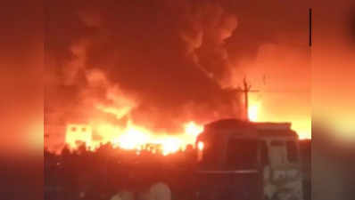 Surat fire: सूरत के हुंडई कार शोरूम में भीषण आग, मौके पर फायर टेंडर की कई गाड़ियां मौजूद