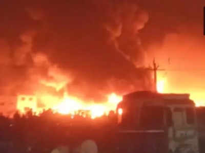 Surat fire: सूरत के हुंडई कार शोरूम में भीषण आग, मौके पर फायर टेंडर की कई गाड़ियां मौजूद