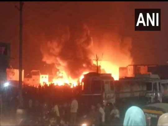 Surat fire: સુરતમાં કારના શોરૂમમાં ભીષણ આગ, મોટા પાયે નુકસાનની આશંકા 