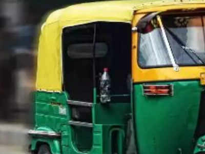 दिल्ली में ऑटोरिक्शा चालक की चाकू मारकर हत्या, ऑटो चालकों का थाने के बाहर प्रदर्शन